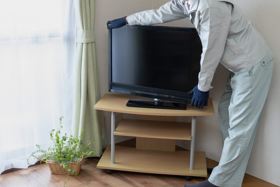 テレビの設置をする作業員・テレビの配達サー